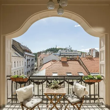 Daire Skyline Serenity Retreat @vaci Famous Street