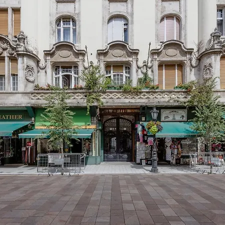 Skyline Serenity Retreat @vaci Famous Street Daire Budapeşte