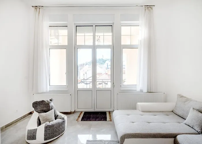 Skyline Serenity Retreat @vaci Famous Street *